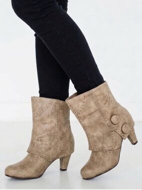 NOT RATED Cowgirl Star Booties Women’s 8 Taupe
